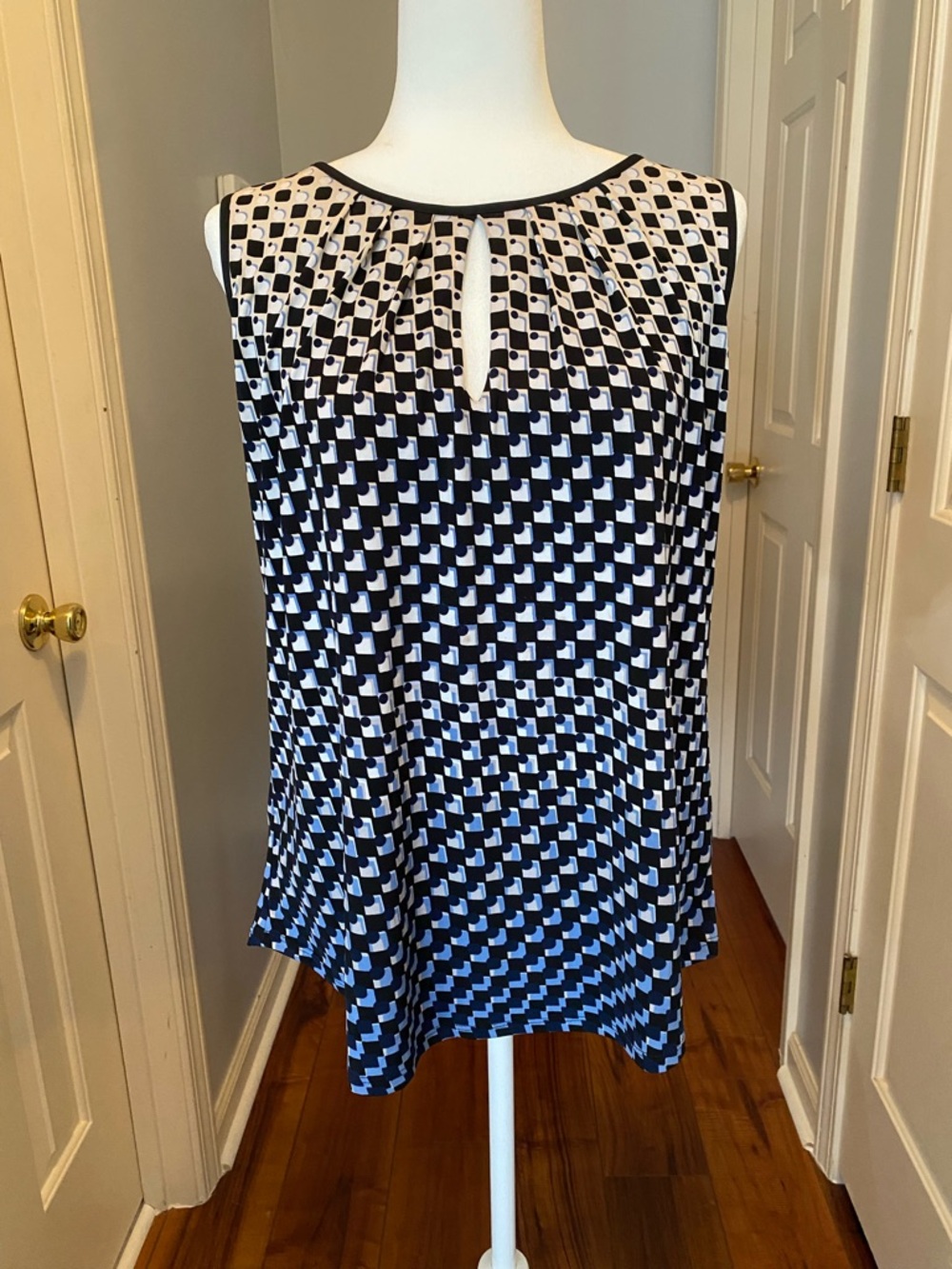White House Black Market Black & White Geometric Keyhole Tank